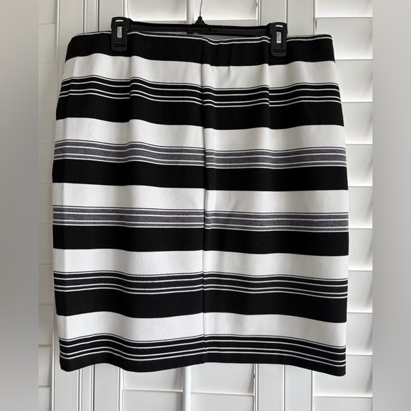 ROZ & ALI Black & White Striped Elastic Waist Knee Length Pencil Skirt Size XL - Picture 3 of 6